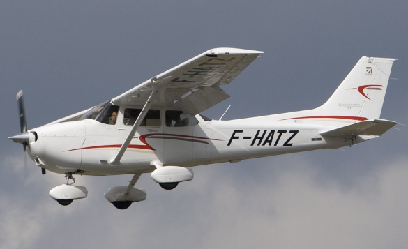 the cessna 172 uses fixed tricycle landing gear