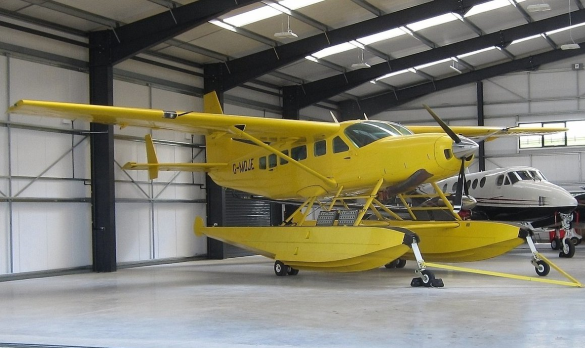 this cessna caravan uses pontoon landing gear